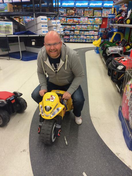 Andreas har tyvstaret mens vi venter på de nye motorsyklene og bare veier!