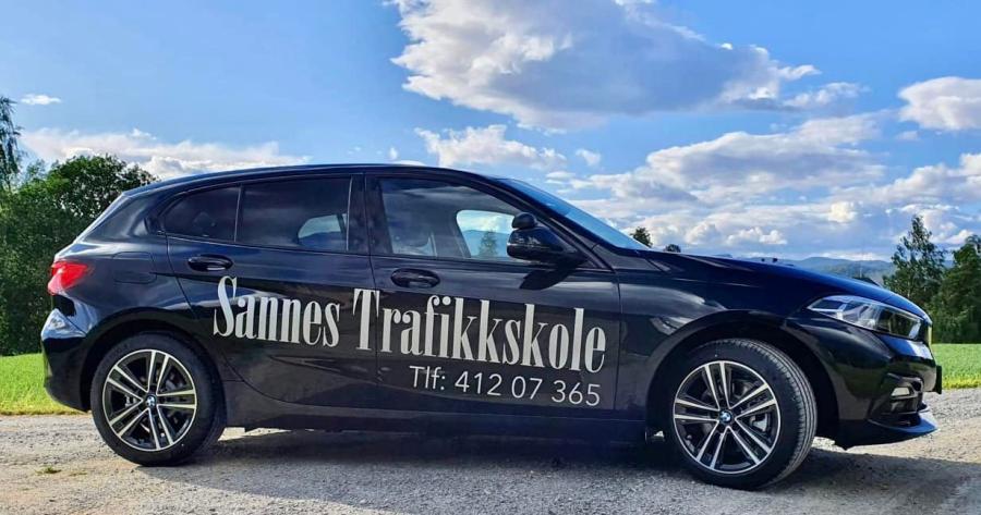 Skolebilen til Sannes Trafikkskole; BMW 1-serie 2022